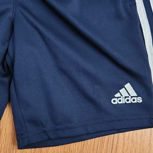 Adidas regular fit coupe standard shorts, size small (8) - Picture 3 of 16